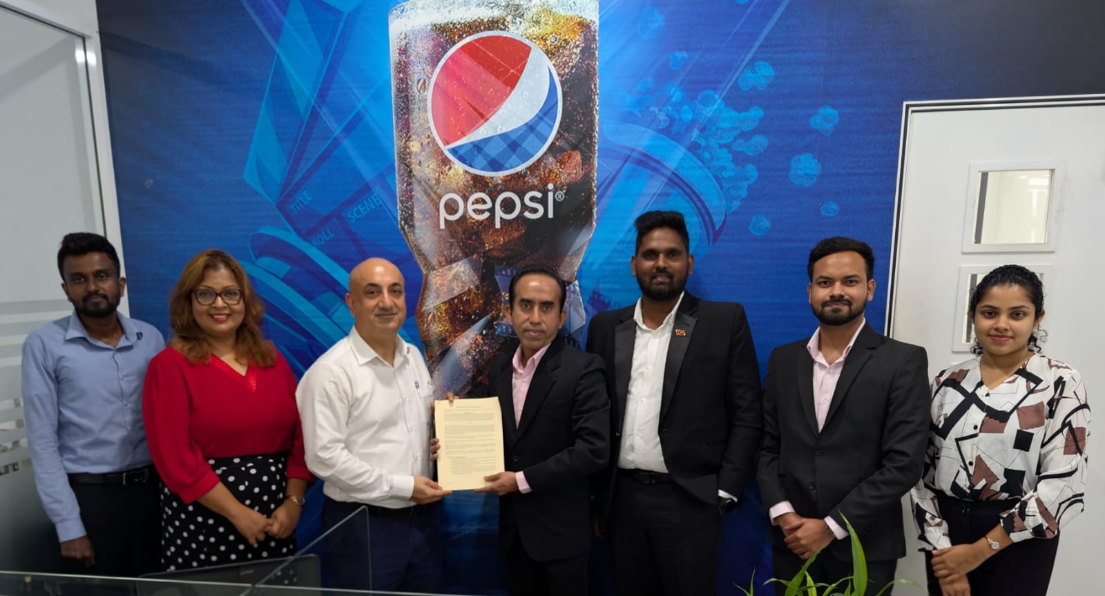 වරුන් බෙවෙරේජස්  සමාගමේ PET ප්ලාස්ටික් ප්‍රතිචක්‍රීකරණයට නව හවුල්කාරිත්වයක්