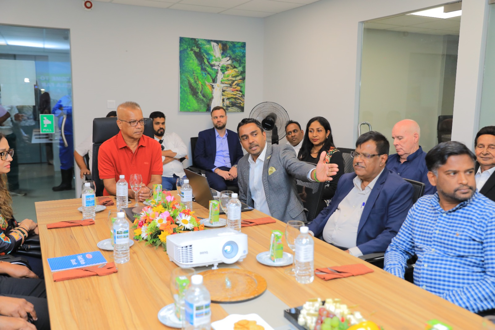 ගරු අමාත්‍ය කේ. ඩී ලාල්කාන්ත මහතා රුපියල් මිලියන 15ක් වටිනා දෙනුන් දස දෙනෙකු කිරි ගොවීන්ට පරිත්‍යාග කිරීම වෙනුවෙන් ගොවිපොළෙහි නිරීක්ෂණ චාරිකාවකට එක්වෙයි.