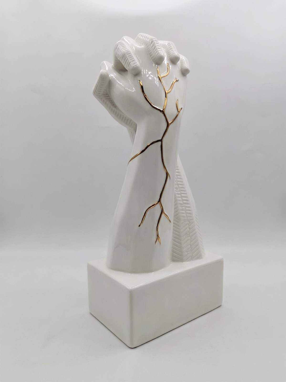 Automobile Industry Unveils Revolutionary Trophy Inspired by Dürer’s ‘Praying Hands’